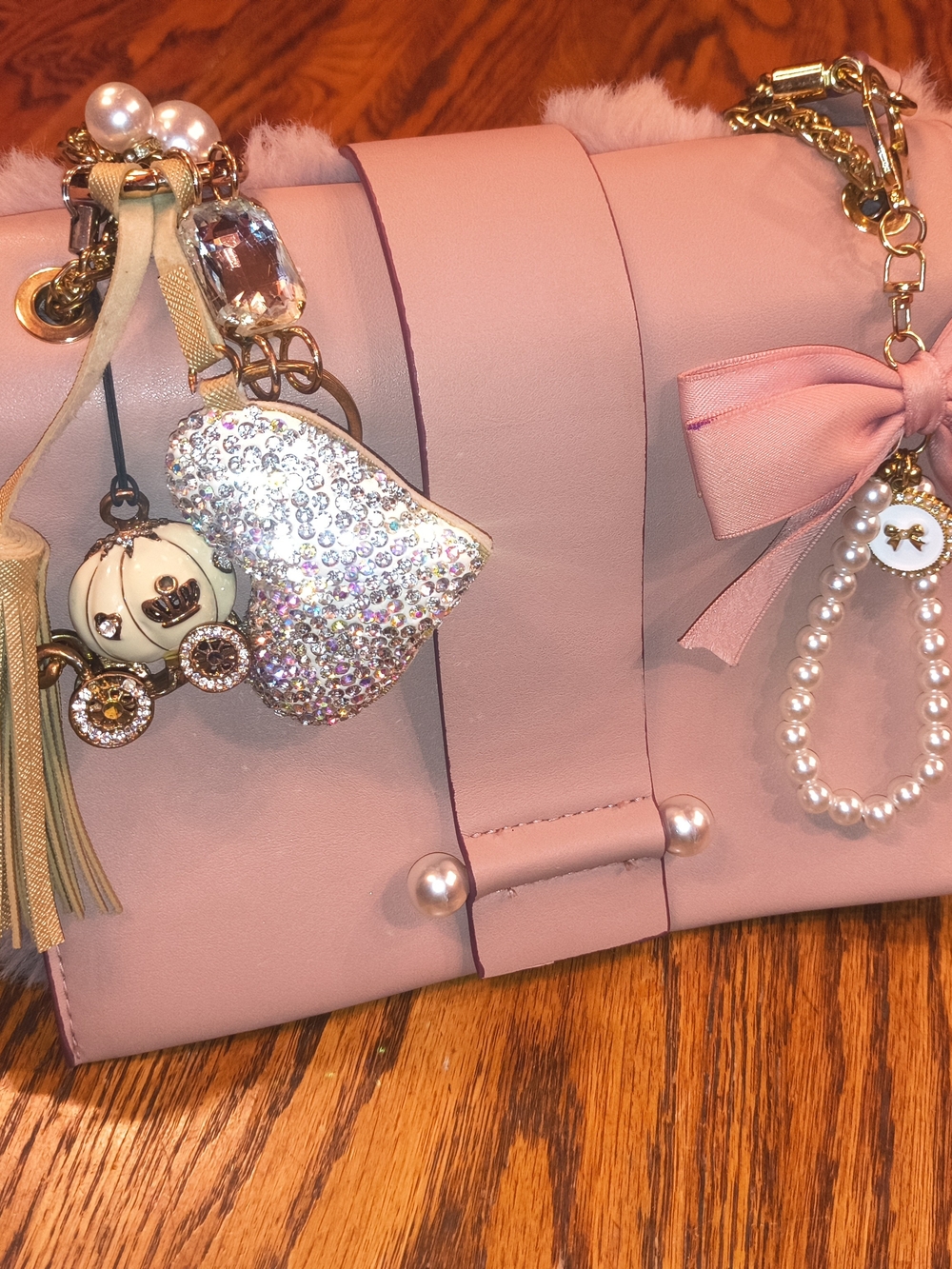 Elegant Pink Womenโs Shoulder Bag with Pearl & Charm Accents
